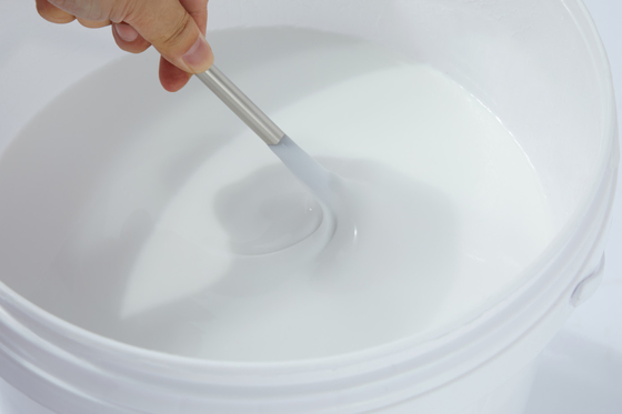 Good price สะอาดต่อสิ่งแวดล้อม กันน้ํา 2k Polyurethane ผิวเคลือบน้ําสําหรับการพิมพ์บรรจุ / การรักษาพื้นผิว ออนไลน์